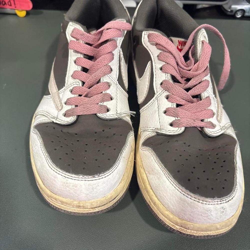 used size 8.5 Nike low travis shoes